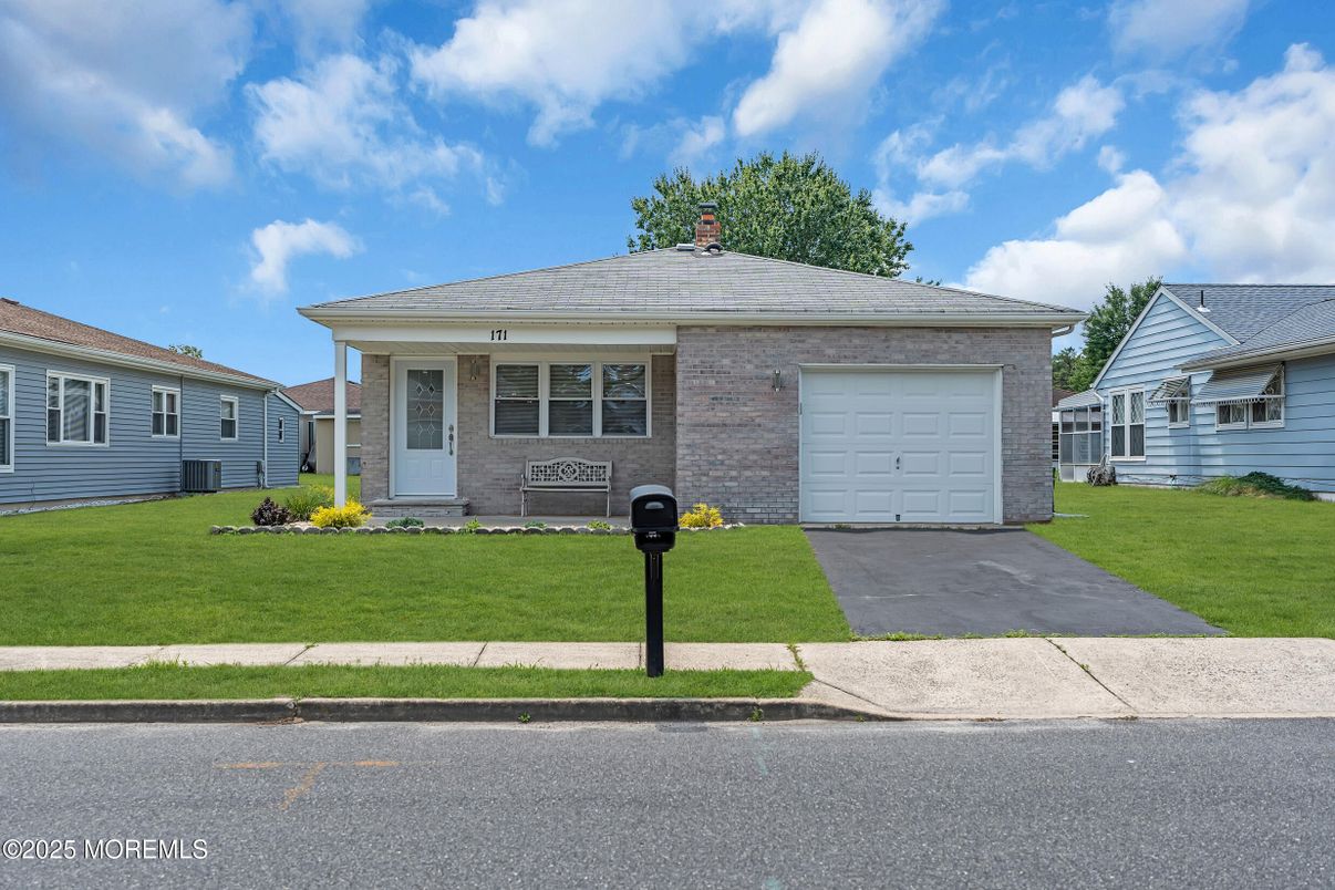 Attached, Exterior, Facade, Brick Facade, Ranch