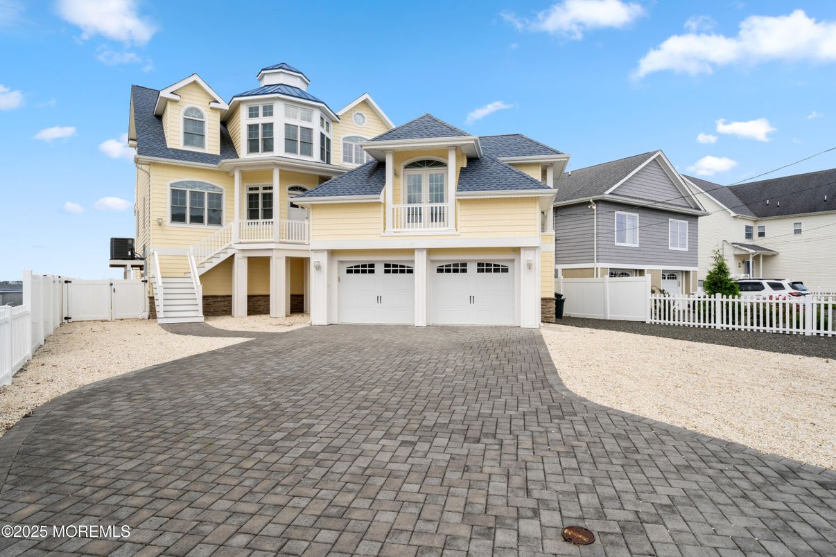 Attached, Exterior, Facade, Queen Anne Victorian