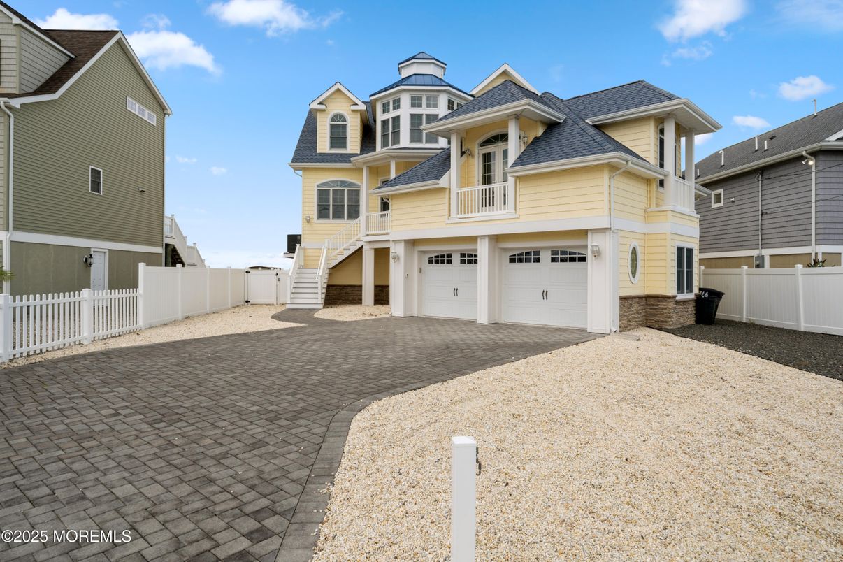 Attached, Exterior, Facade, Queen Anne Victorian