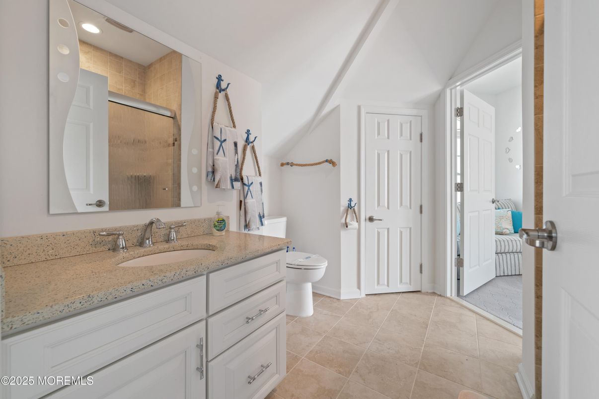 Bathroom, Dual Sink Vanities, Interior, Recessed Lighting