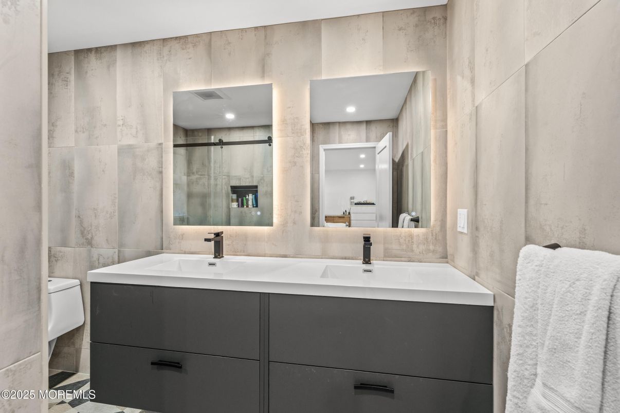 Bathroom, Dual Sink Vanities, Interior, Recessed Lighting