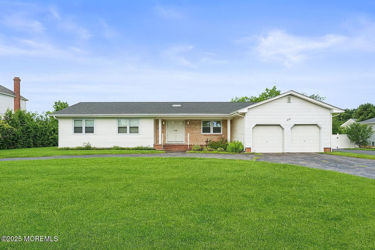 Attached, Exterior, Facade, Brick Facade, Ranch