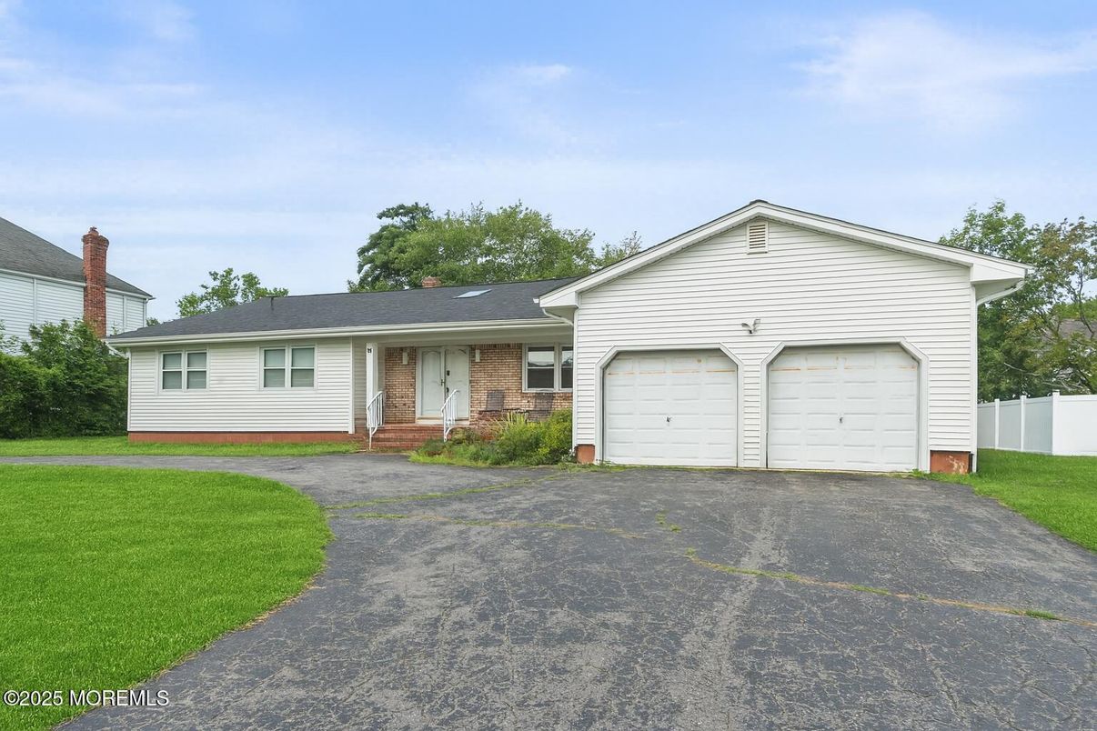 Attached, Exterior, Facade, Brick Facade, Ranch