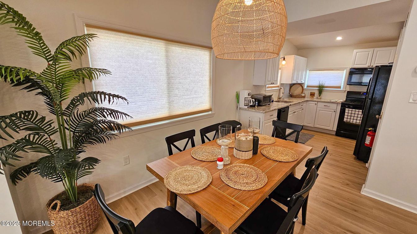 Dining room, Interior, Kitchen, Pendant Lights, Recessed Lighting, Wood Texture Flooring