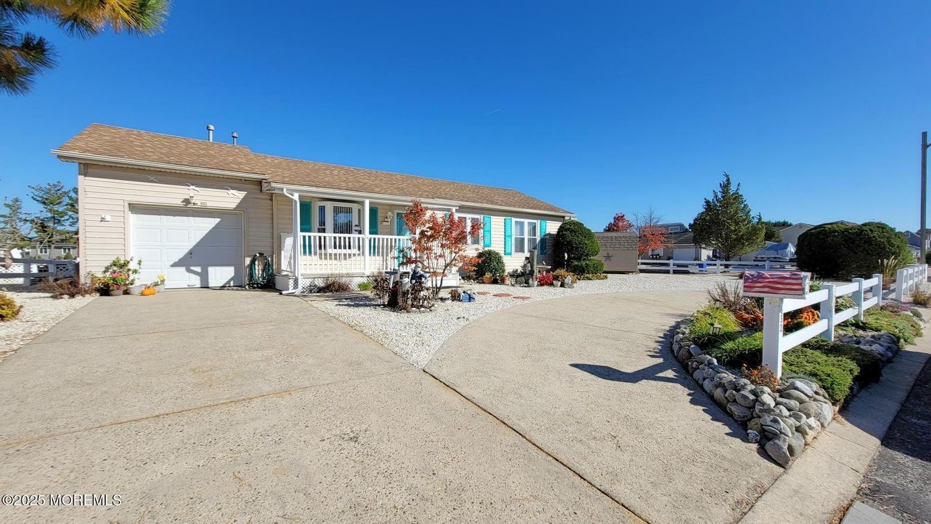Attached, Exterior, Facade, Ranch