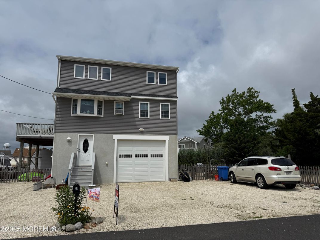 Attached, Exterior, Facade, Raised Ranch