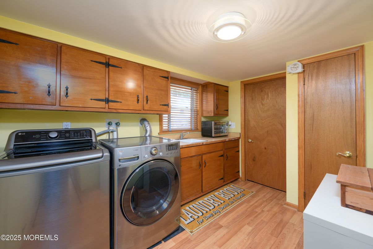 Interior, Washer, Wood Texture Flooring