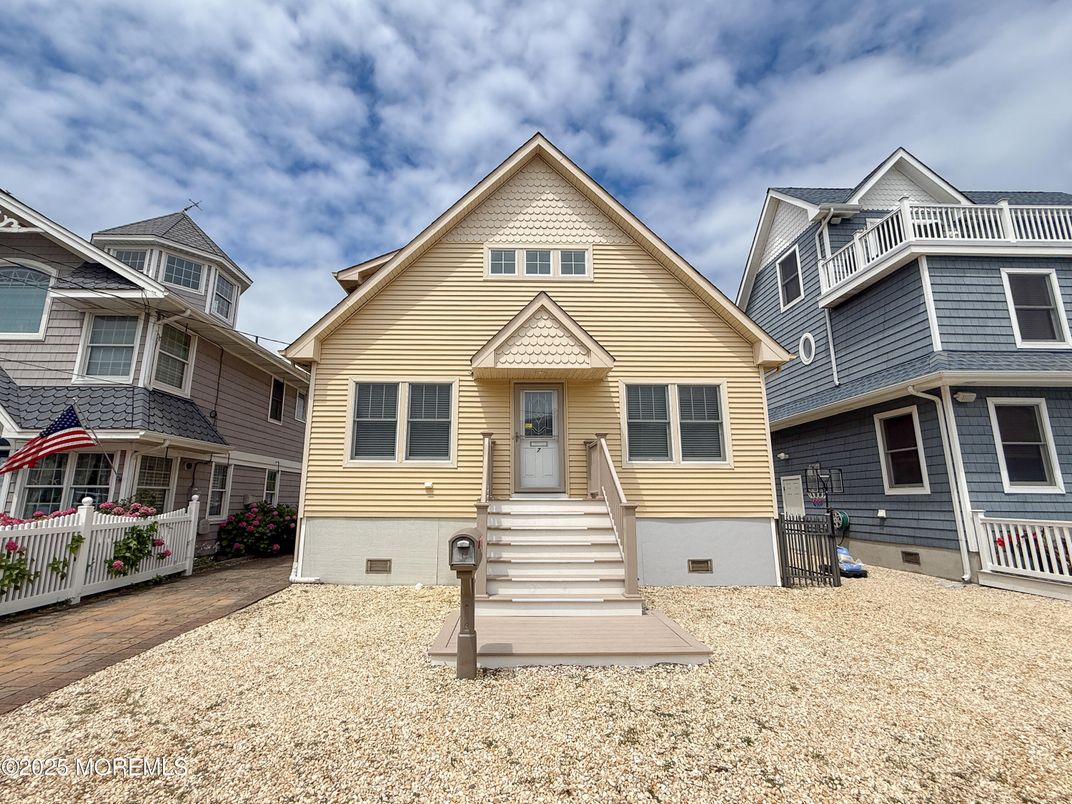 Attached, Exterior, Facade, Queen Anne Victorian