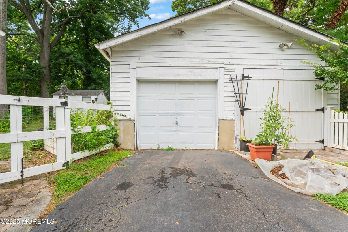 Detached Garage, Exterior