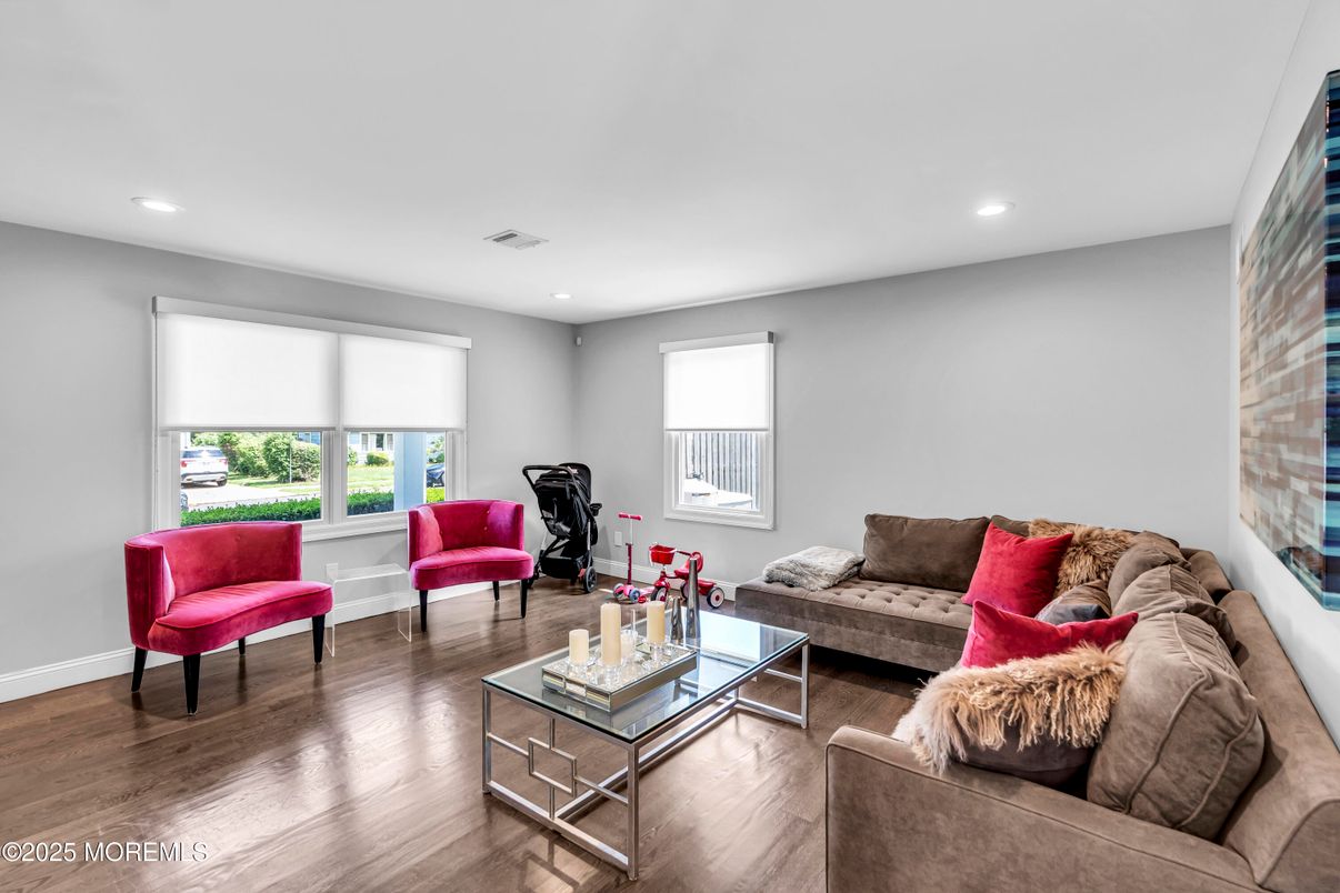 Fitness Equipment, Interior, Living room, Recessed Lighting, Wood Texture Flooring