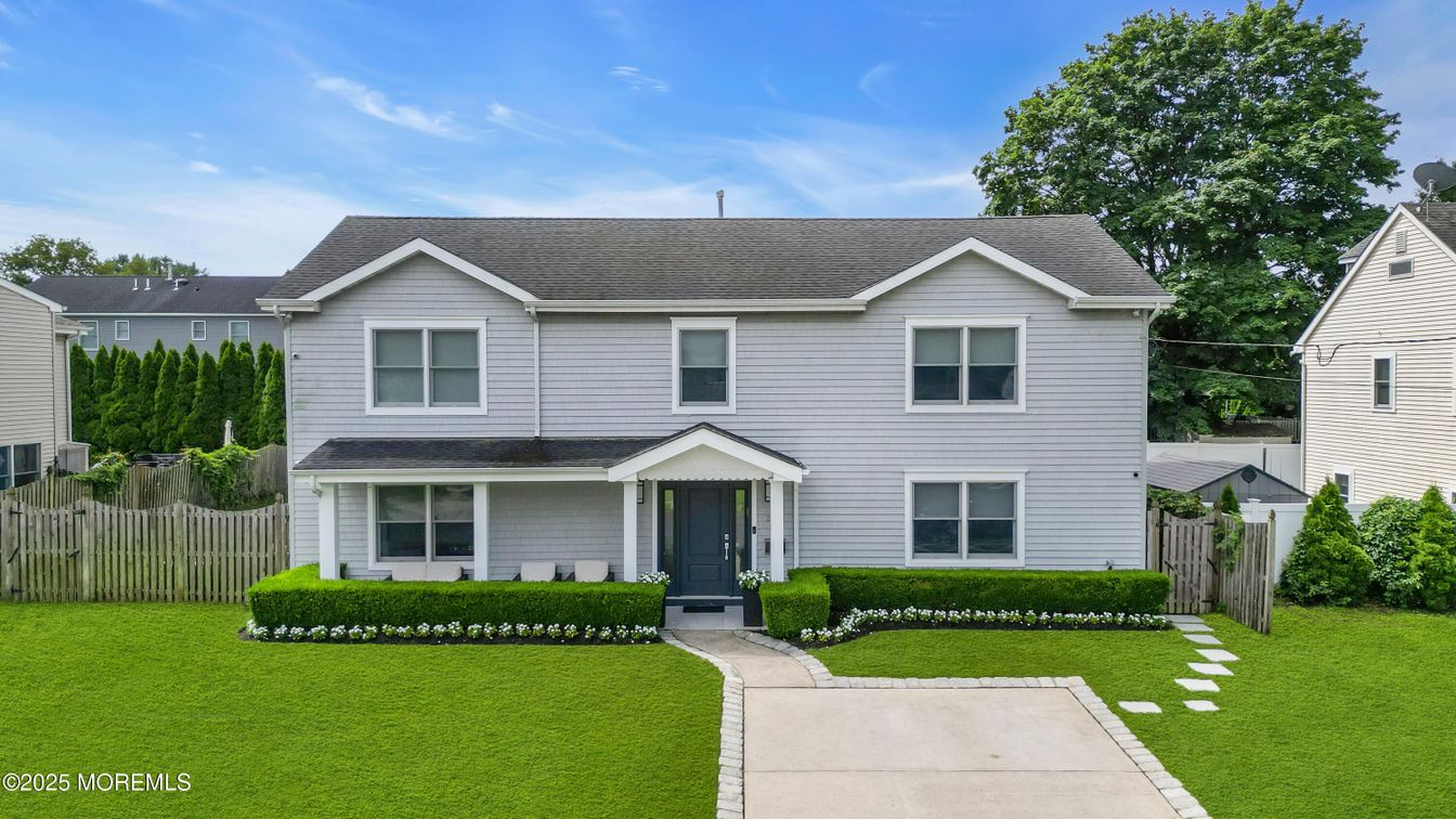 Exterior, Facade, Raised Ranch