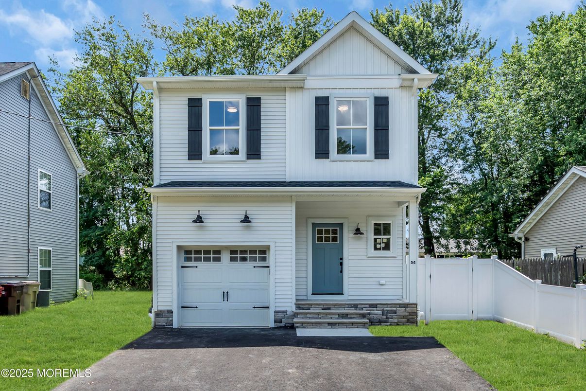 Attached, Exterior, Facade, Farmhouse
