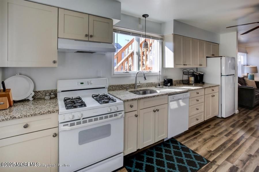 Interior, Kitchen, Pendant Lights, Wood Texture Flooring