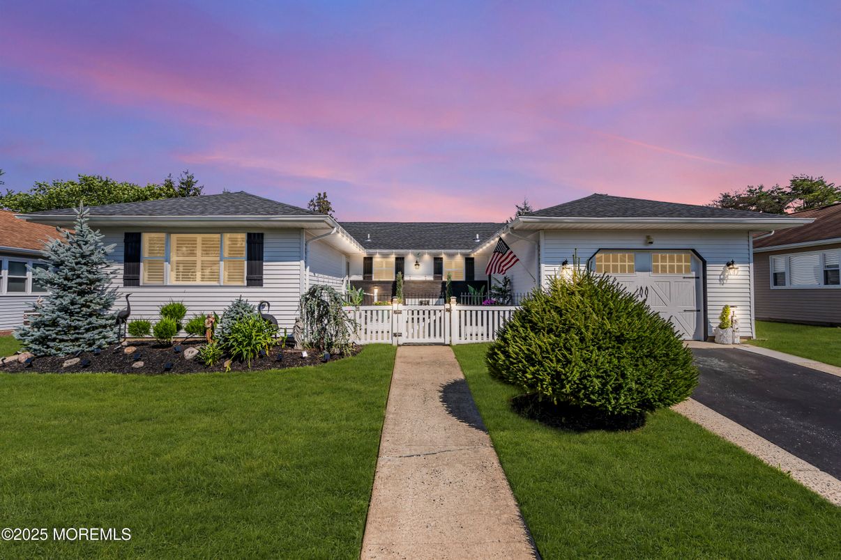 Attached, Exterior, Facade, Ranch