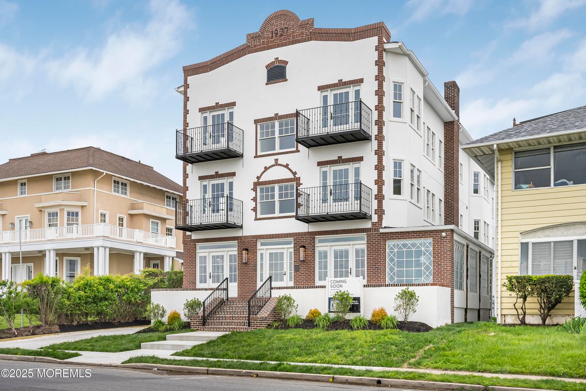 Exterior, Facade, Rowhouse