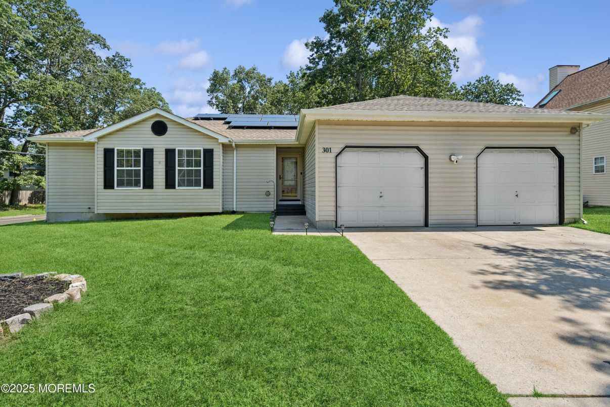 Attached, Exterior, Facade, Solar Panels, Ranch