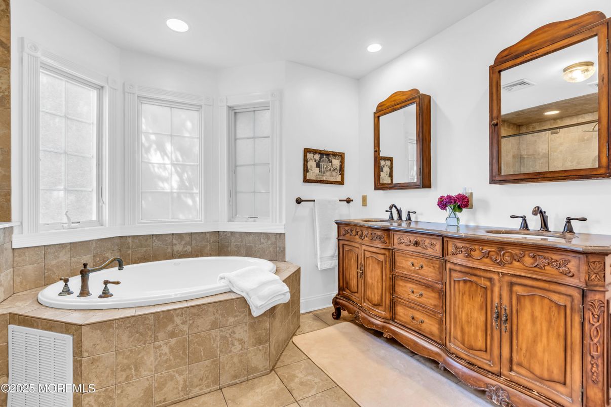 Bathroom, Dual Sink Vanities, Interior, Recessed Lighting