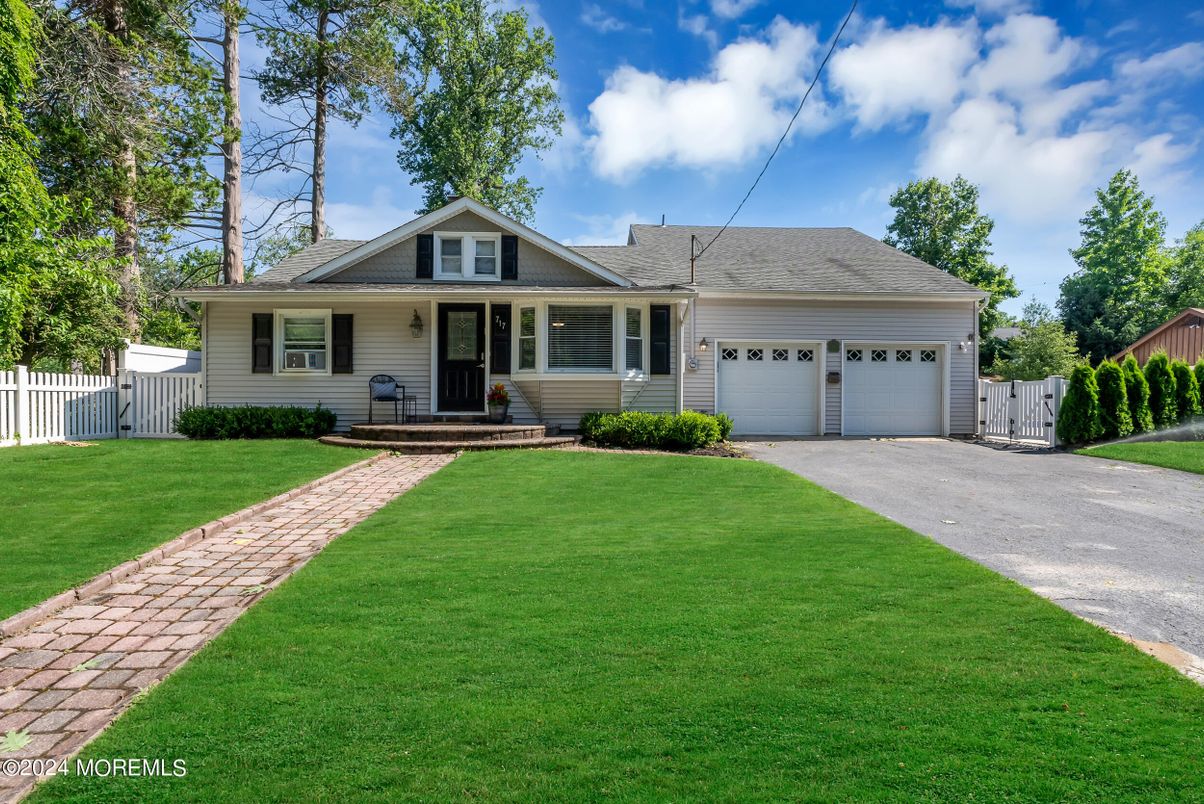 Attached, Exterior, Facade, Cape Cod