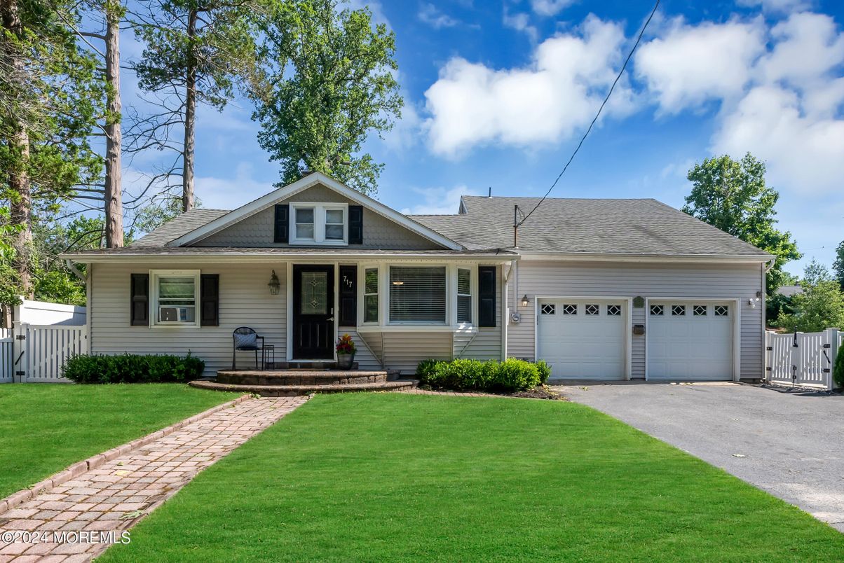 Attached, Exterior, Facade, Cape Cod