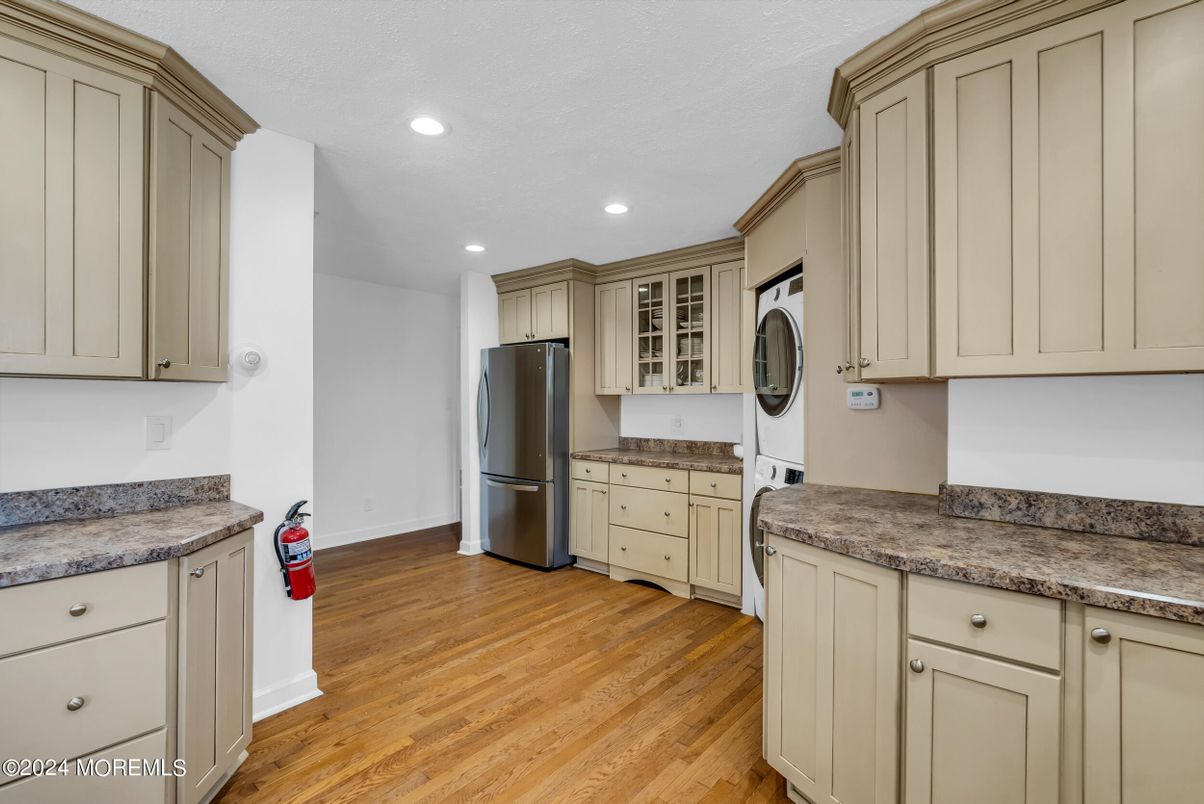 Interior, Kitchen, Recessed Lighting, Washer, Wood Texture Flooring