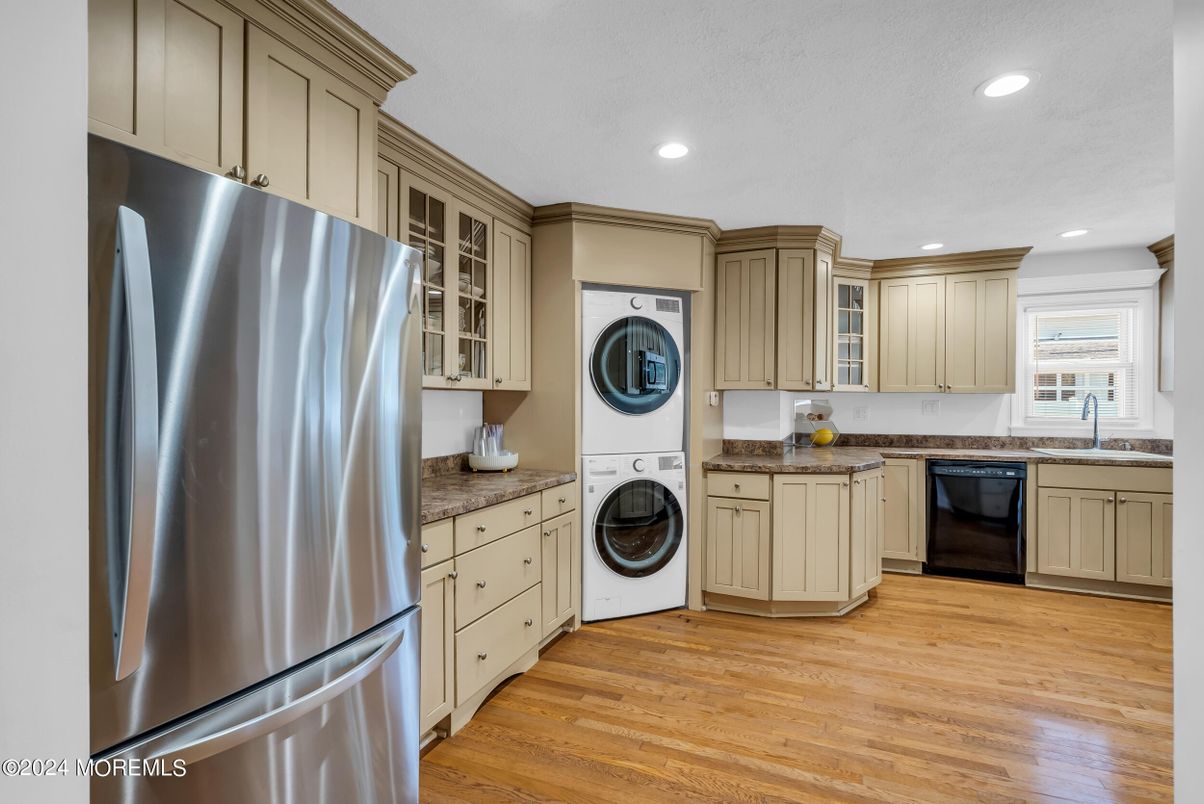 Interior, Kitchen, Recessed Lighting, Washer, Wood Texture Flooring