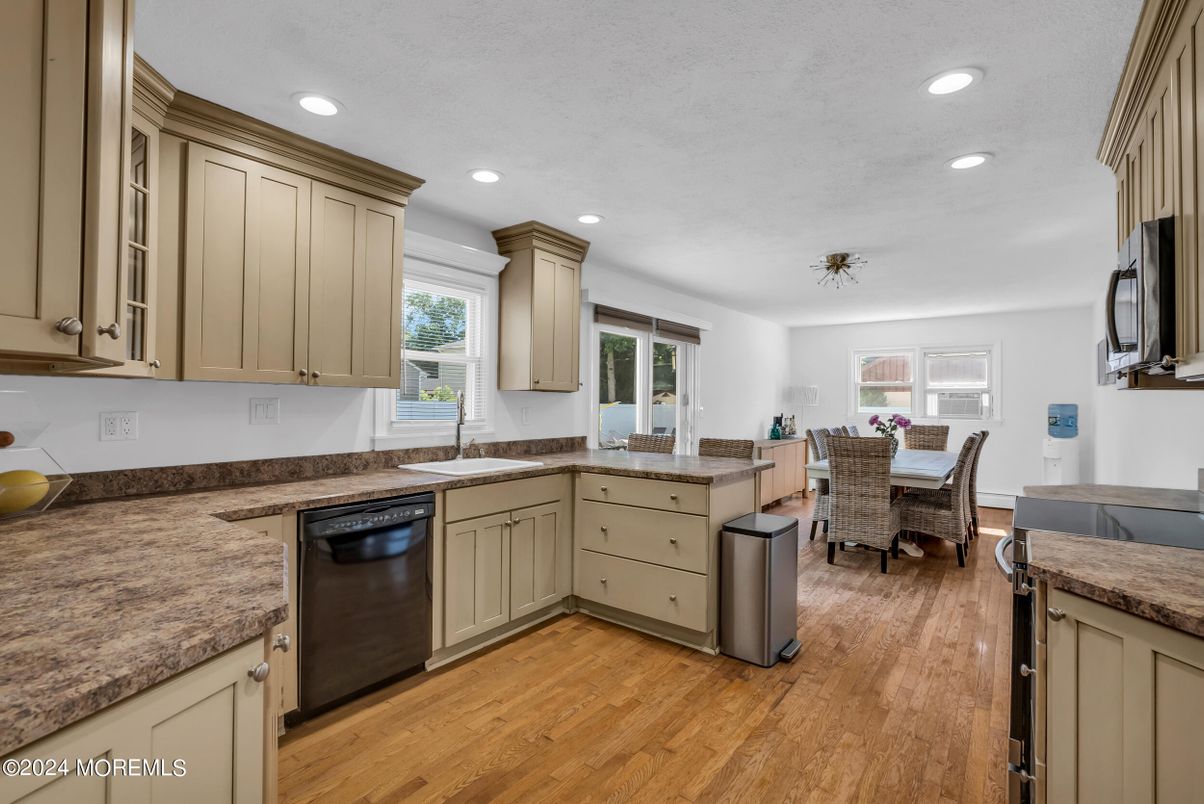 Dining room, Interior, Kitchen, Recessed Lighting, Wood Texture Flooring