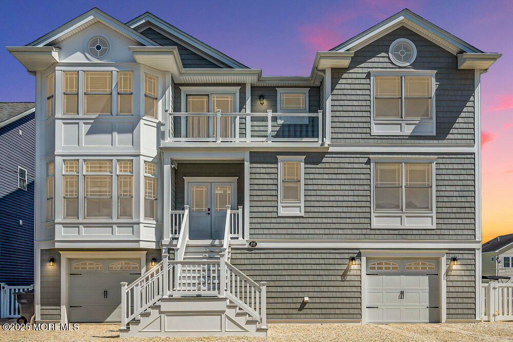 Attached, Exterior, Facade, Queen Anne Victorian