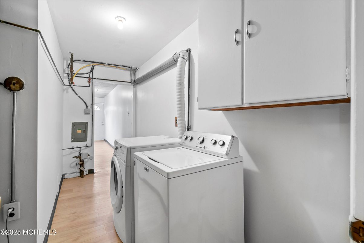 Interior, Washer, Wood Texture Flooring