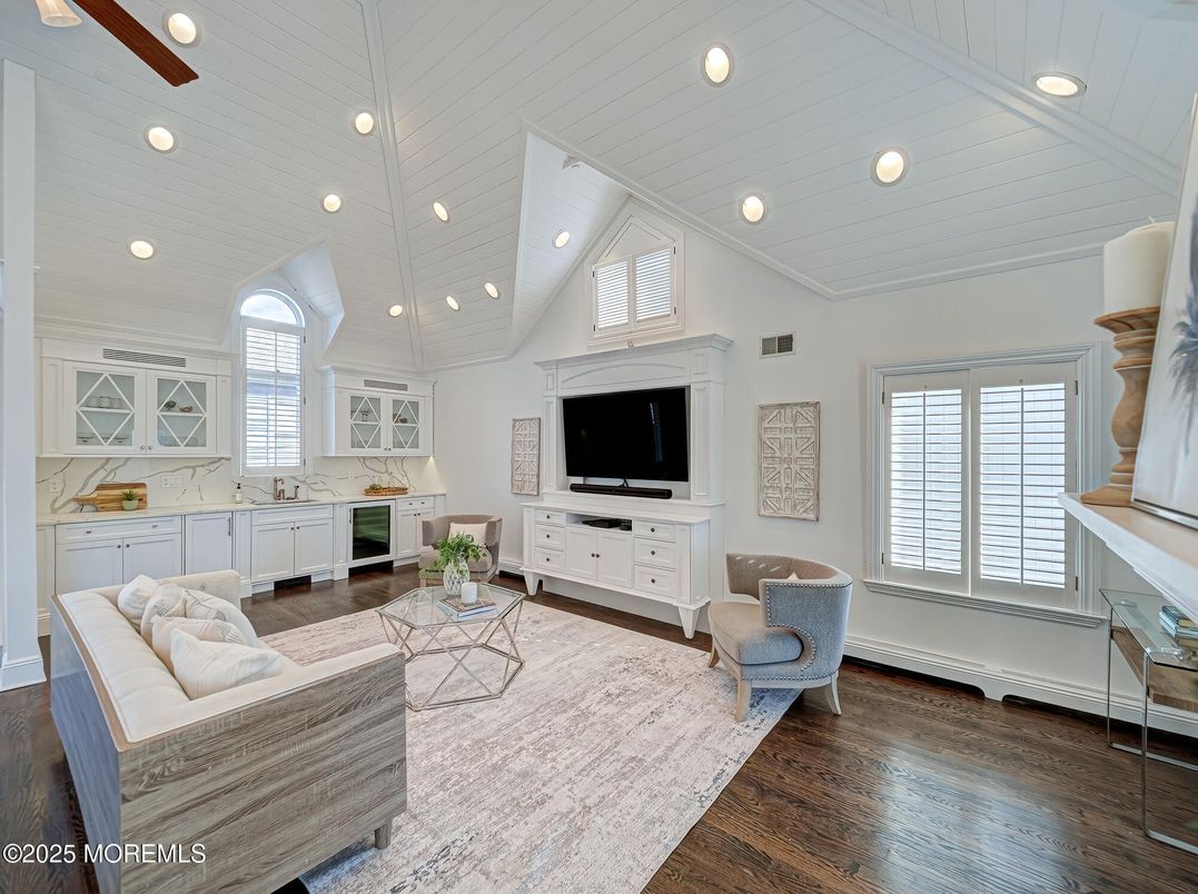 Interior, Living room, Pendant Lights, Recessed Lighting, Wood Texture Flooring
