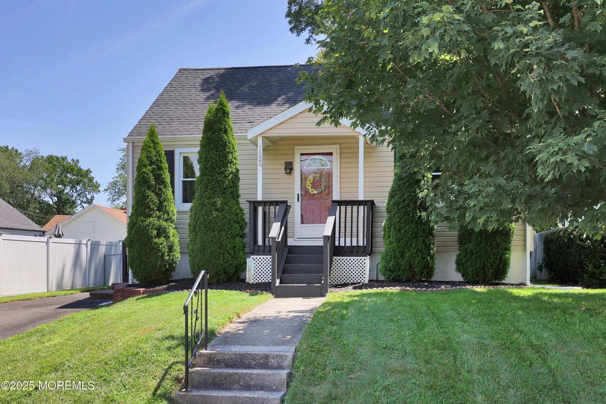 Exterior, Facade, Cape Cod