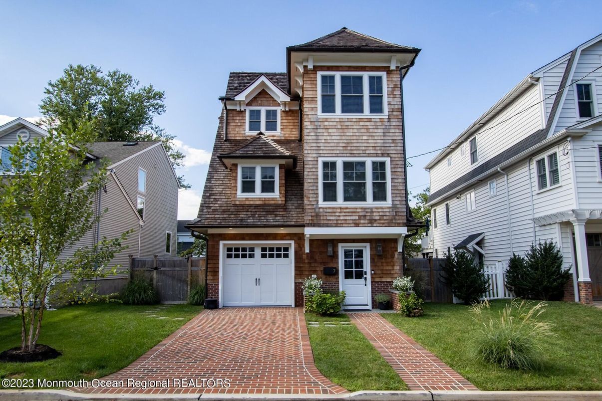 Attached, Exterior, Facade, Queen Anne Victorian