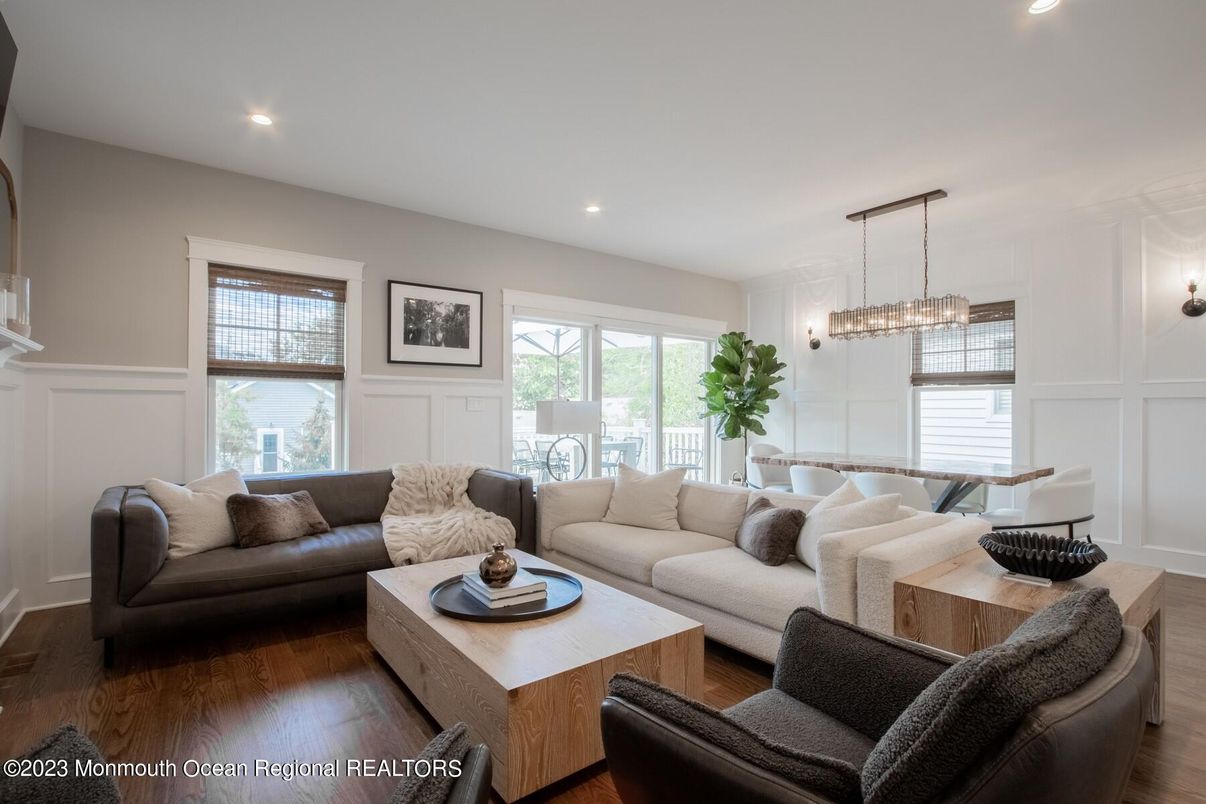 Dining room, Interior, Living room, Pendant Lights, Recessed Lighting, Wood Texture Flooring