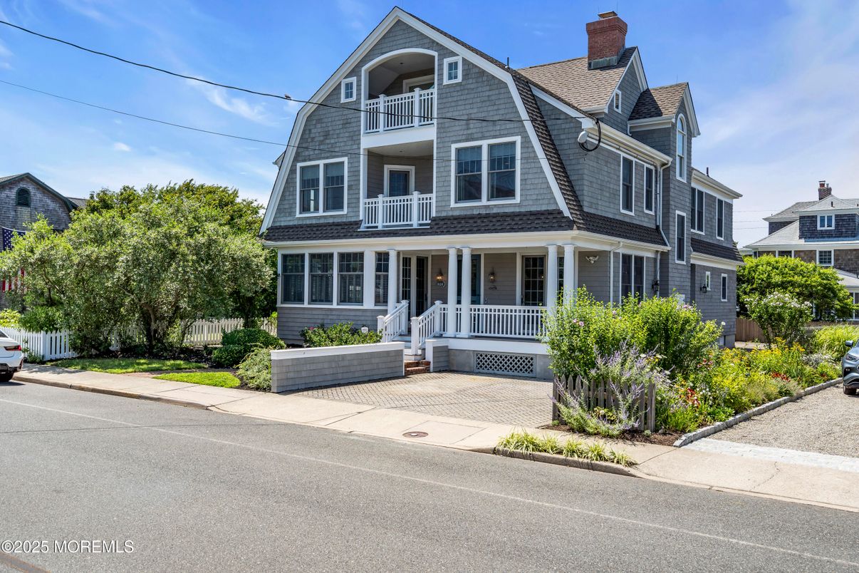 Exterior, Facade, Queen Anne Victorian