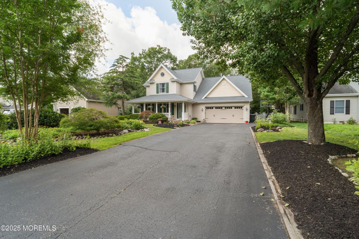 Attached, Exterior, Facade, Cape Cod
