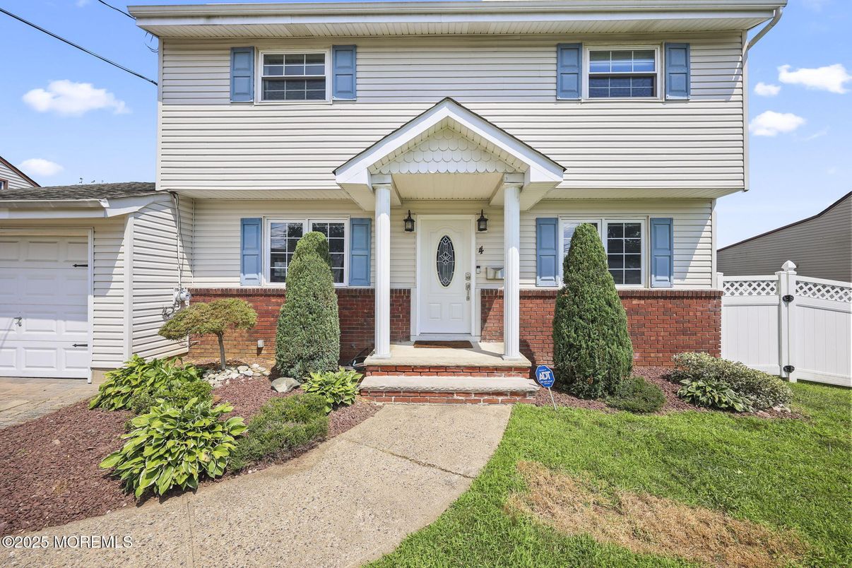 Exterior, Facade, Brick Facade, Raised Ranch