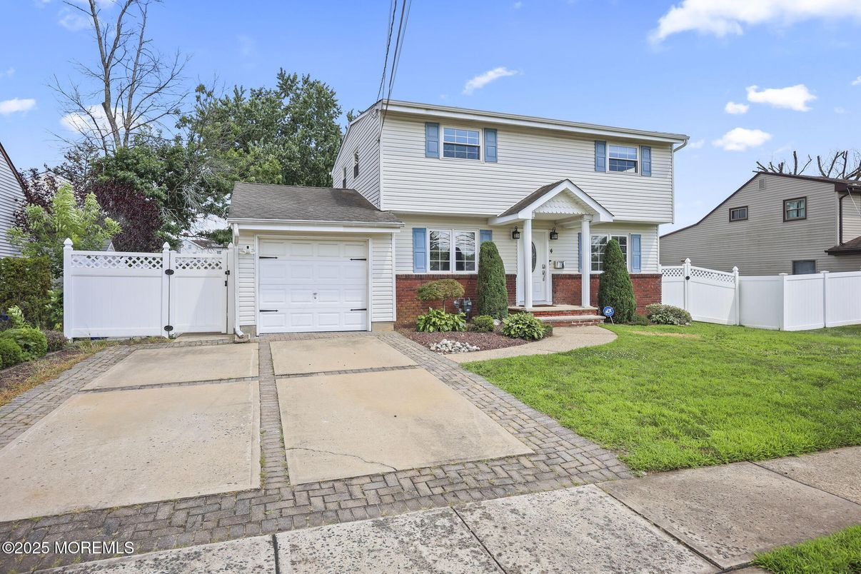 Attached, Exterior, Facade, Split Level