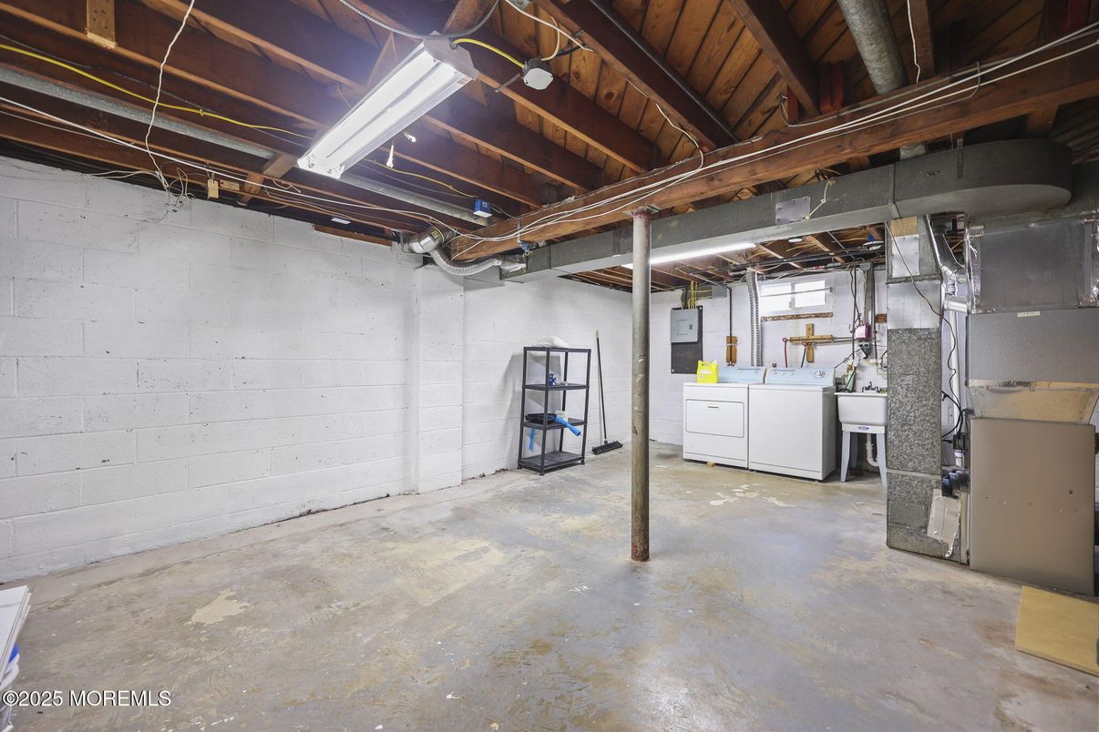 Interior, Washer, Wooden Beams