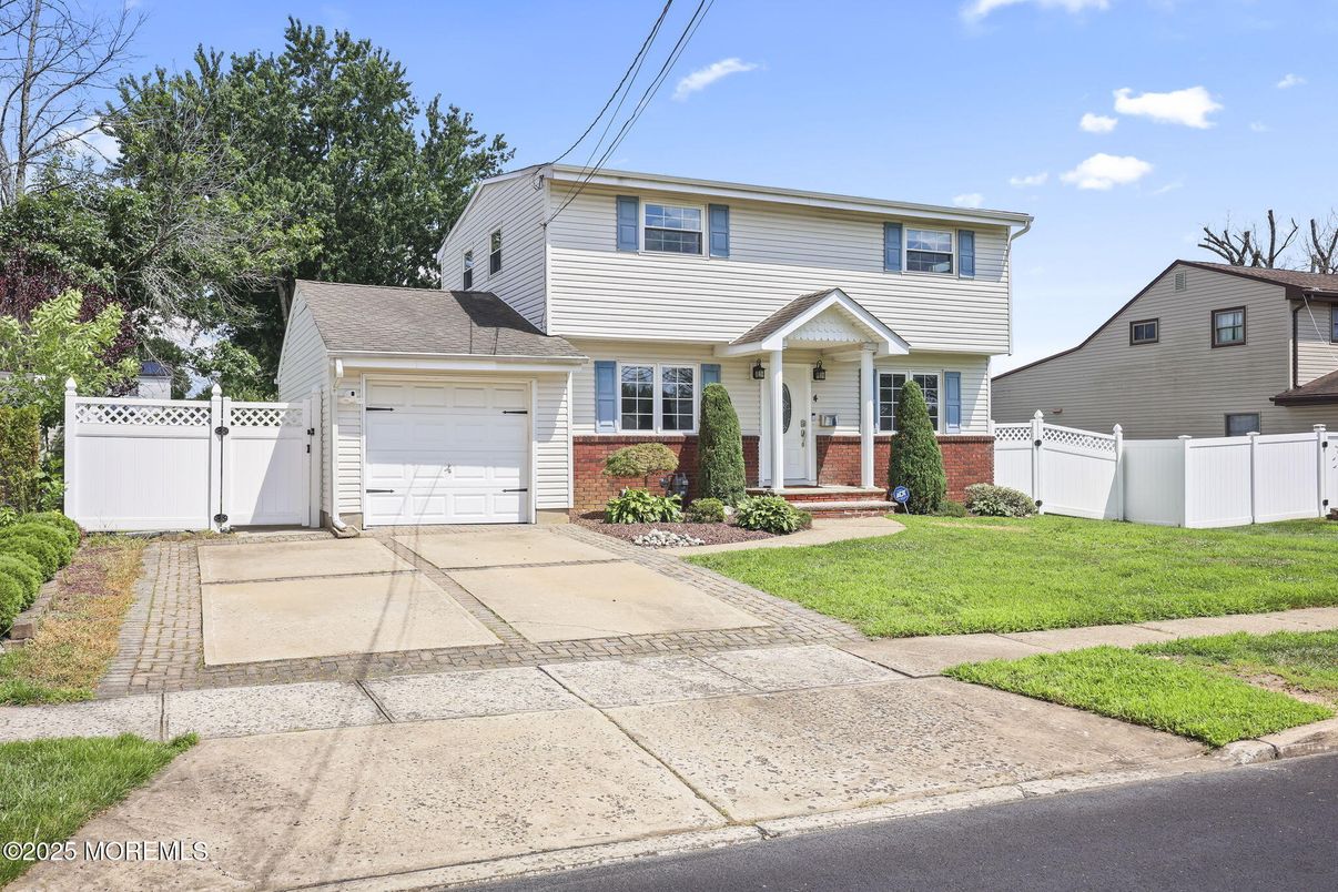 Attached, Exterior, Facade, Brick Facade, Split Level