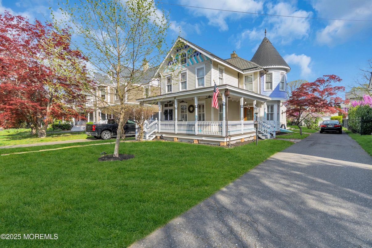 Backyard, Exterior, Facade, Queen Anne Victorian