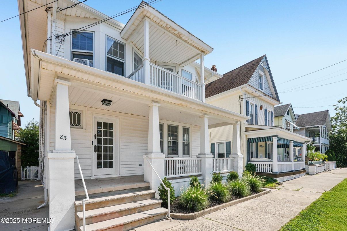 Exterior, Facade, Queen Anne Victorian