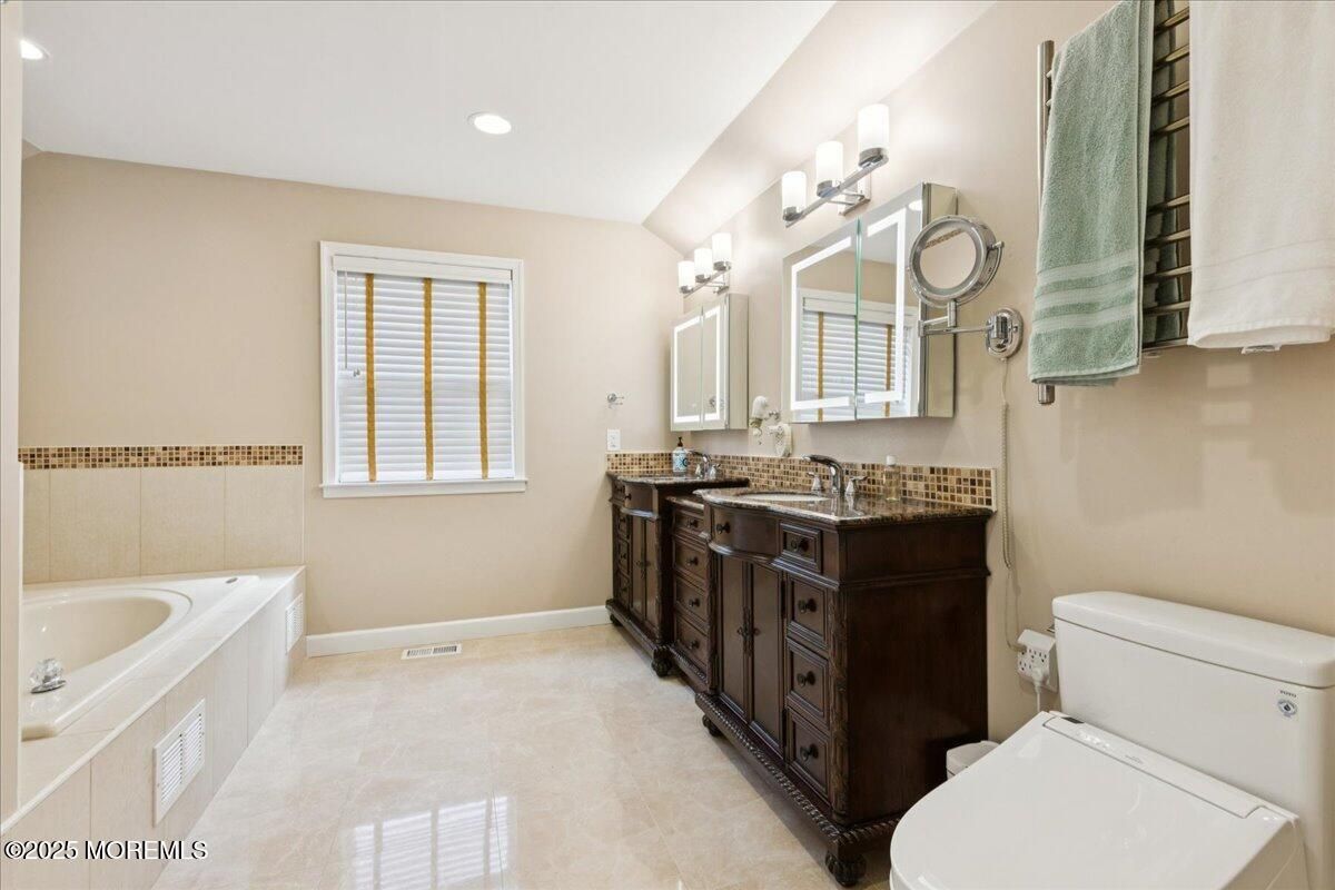 Bathroom, Dual Sink Vanities, Interior, Recessed Lighting