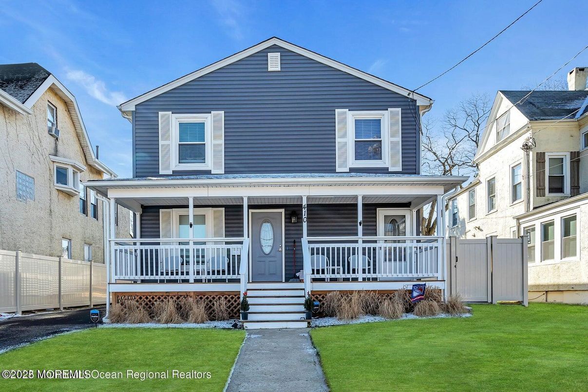 Exterior, Facade, Queen Anne Victorian