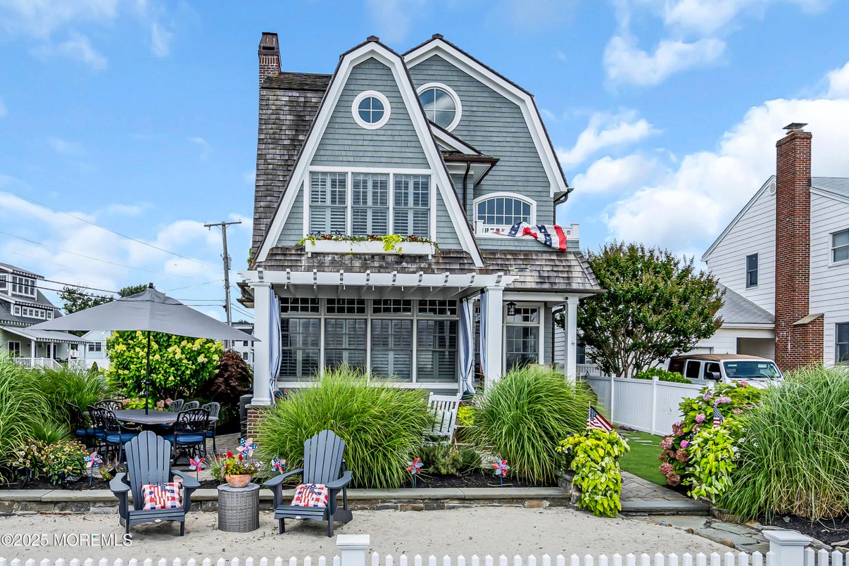 Exterior, Facade, Queen Anne Victorian
