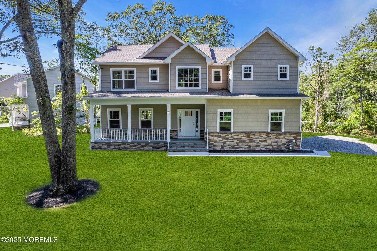 Exterior, Facade, Farmhouse
