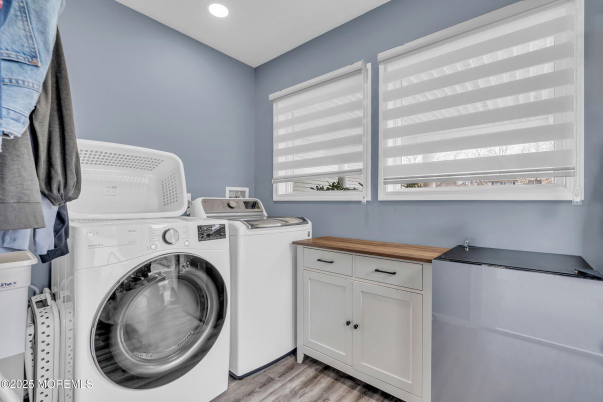 Interior, Recessed Lighting, Washer, Wood Texture Flooring