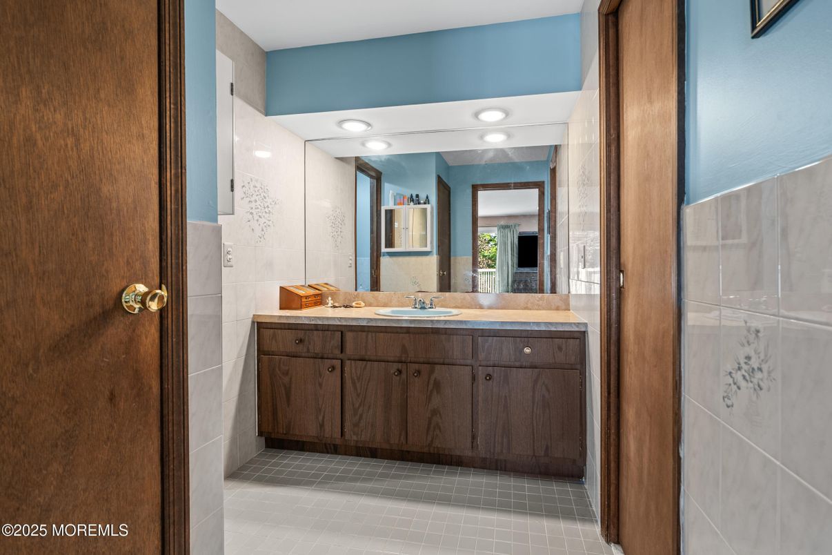 Bathroom, Interior, Recessed Lighting
