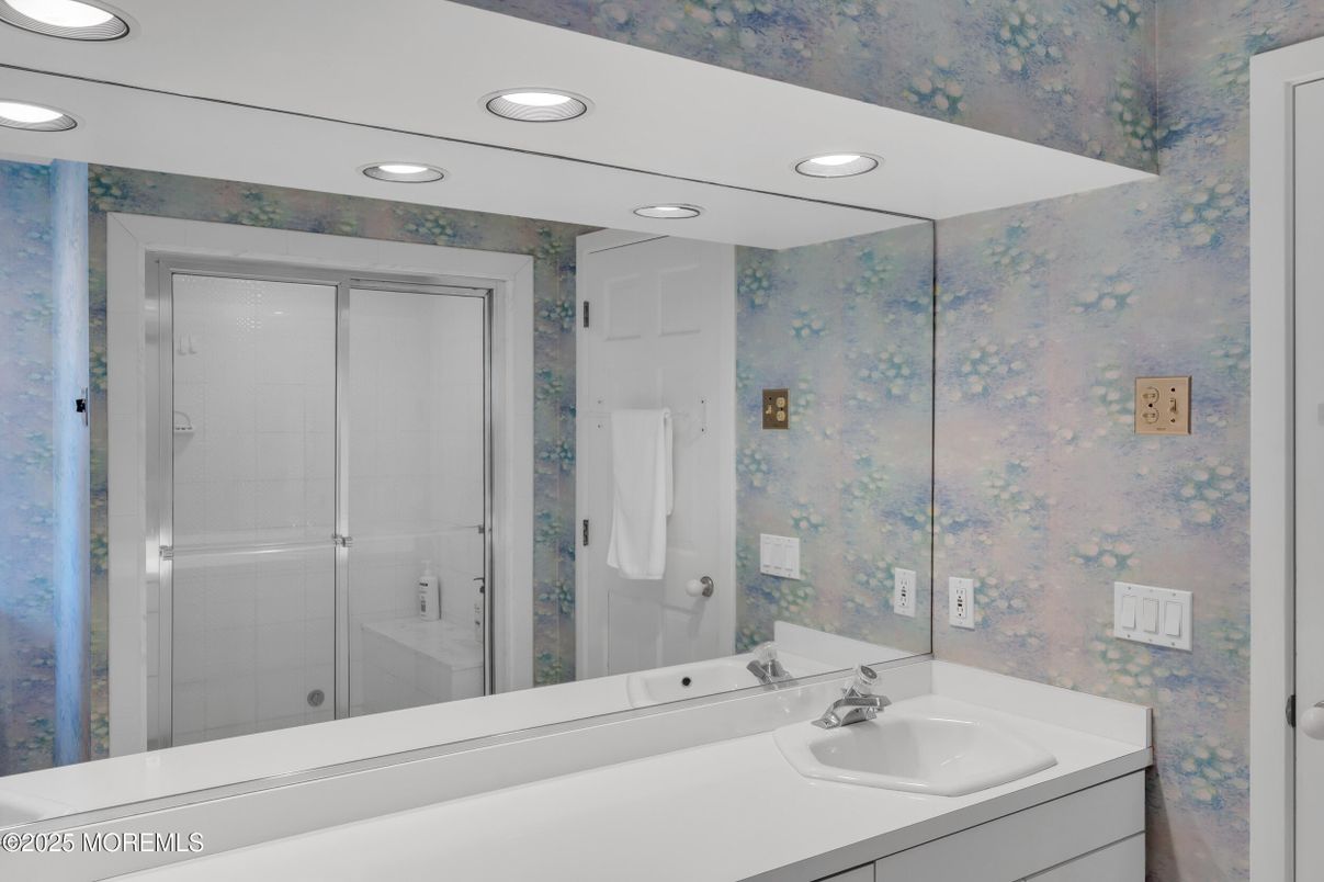 Bathroom, Interior, Recessed Lighting