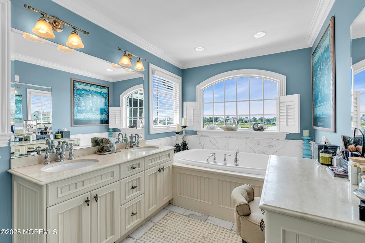 Bathroom, Dual Sink Vanities, Interior, Recessed Lighting