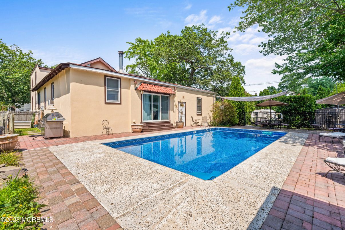 Exterior, Pool