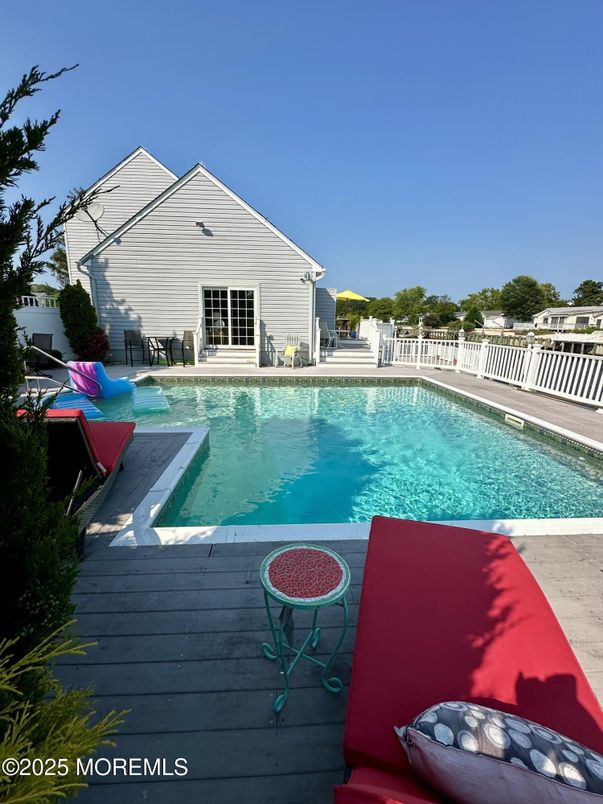 Exterior, Pool